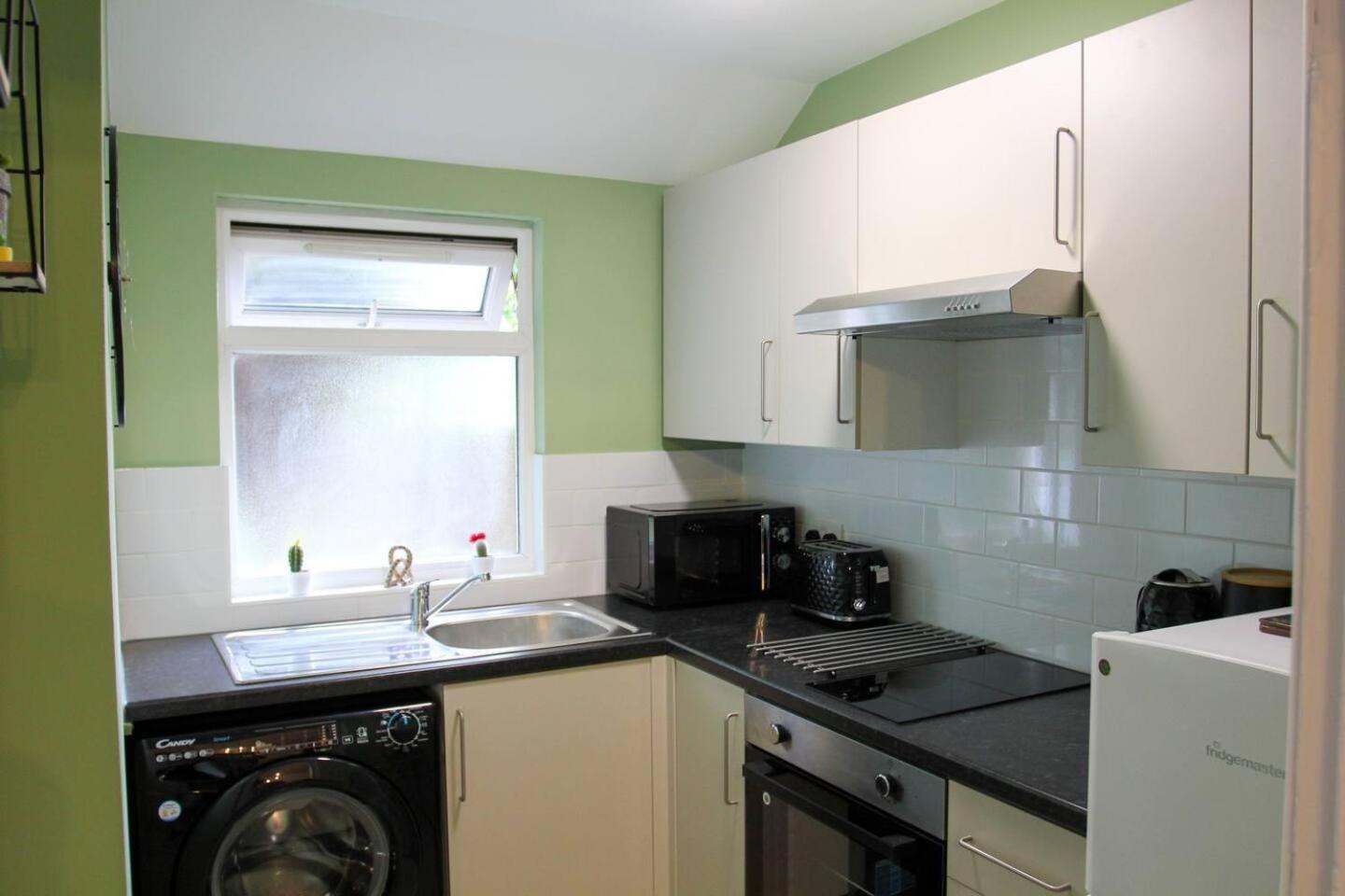 Studio-sleeps 4-10 Min H Potter-17 Min London Apartment